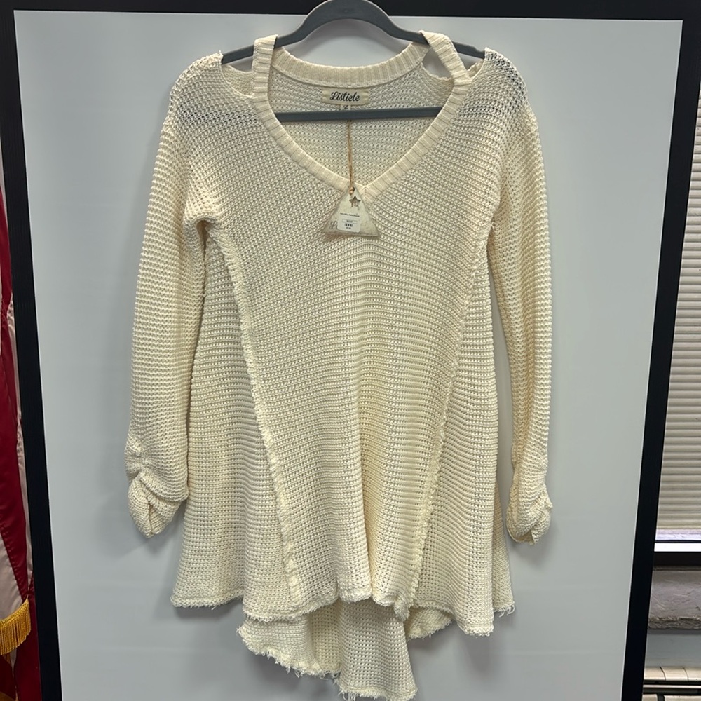 🌺Woman’s cream sweater hi/lo cold shoulder Large🌺